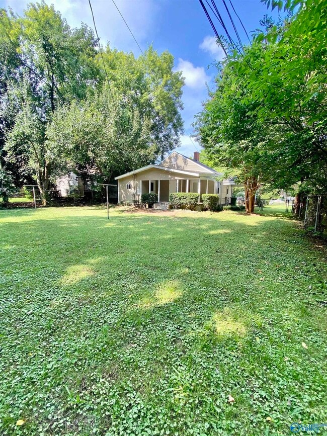 Building Photo - 2019 Vanderbilt Dr SW