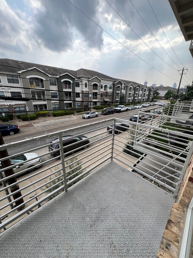 Building Photo - 2124 E 6th St