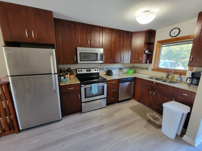 Building Photo - 729 Saint Judes Dr S
