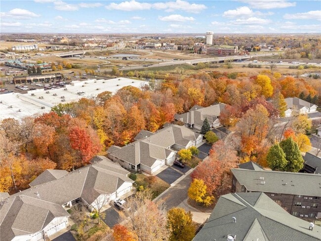 Building Photo - 9280 Blackoaks Ct N