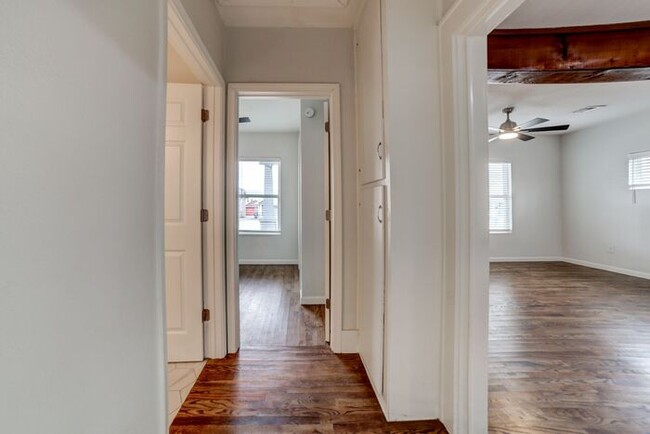 Building Photo - Move in Special! Stylish 3/1 Newly Renovat...