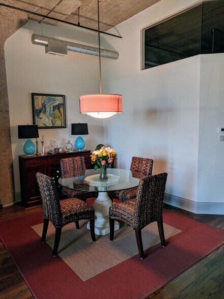 Dinning Room - 758 N Larrabee St