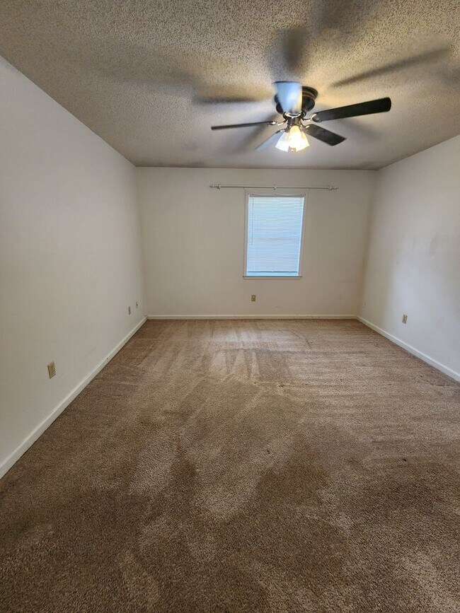 Building Photo - 1102 Tomahawk Trail
