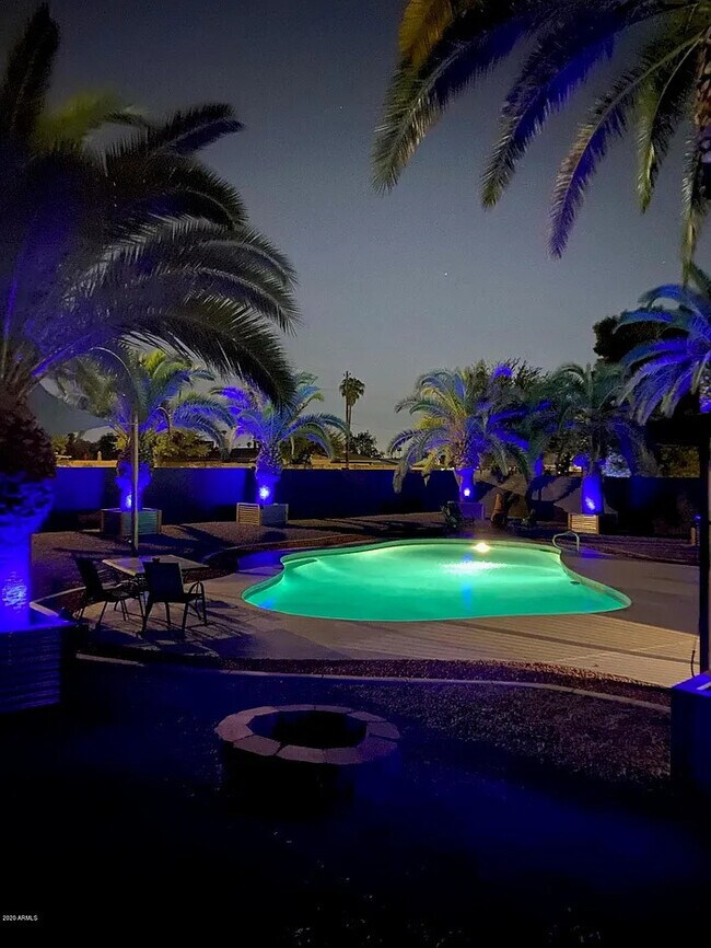 Building Photo - Stunning 4-bedroom home with pool