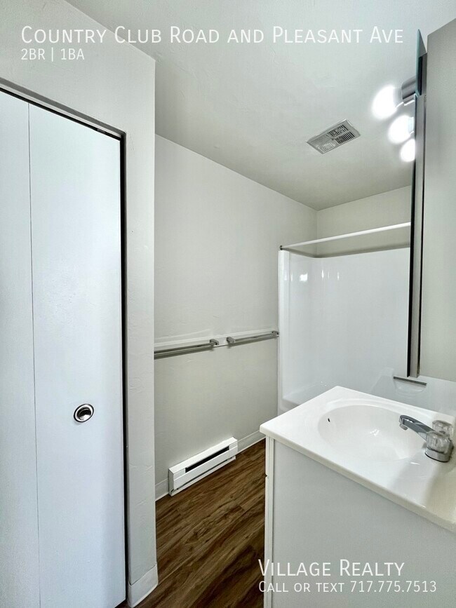 Building Photo - 605 Country Club Rd