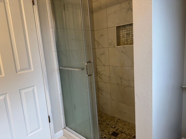 Building Photo - Beautiful Tri-level 3 beds, 2.5 baths plus...