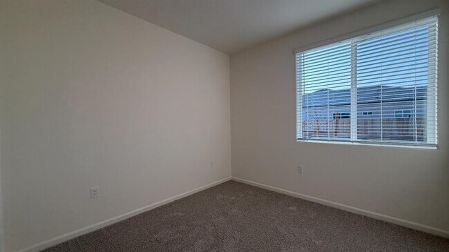 Building Photo - 2173 N Renn Ave