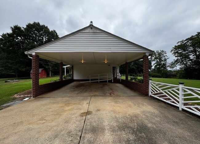 Building Photo - 4011 Rolling Hill Dr