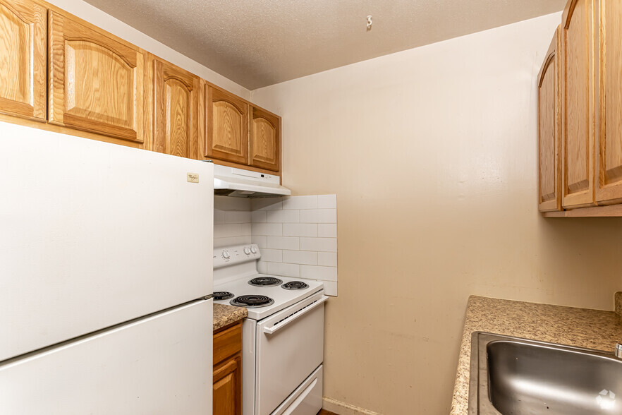 Kitchen - Executive House Apartments