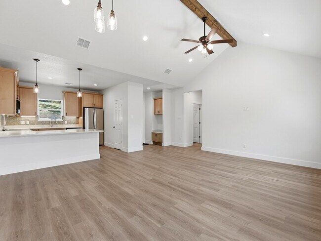 Building Photo - 609 Elm St
