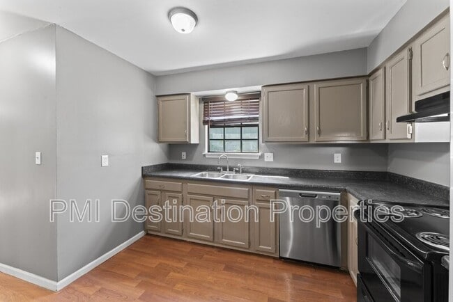 Building Photo - 3201 Creekwood Dr