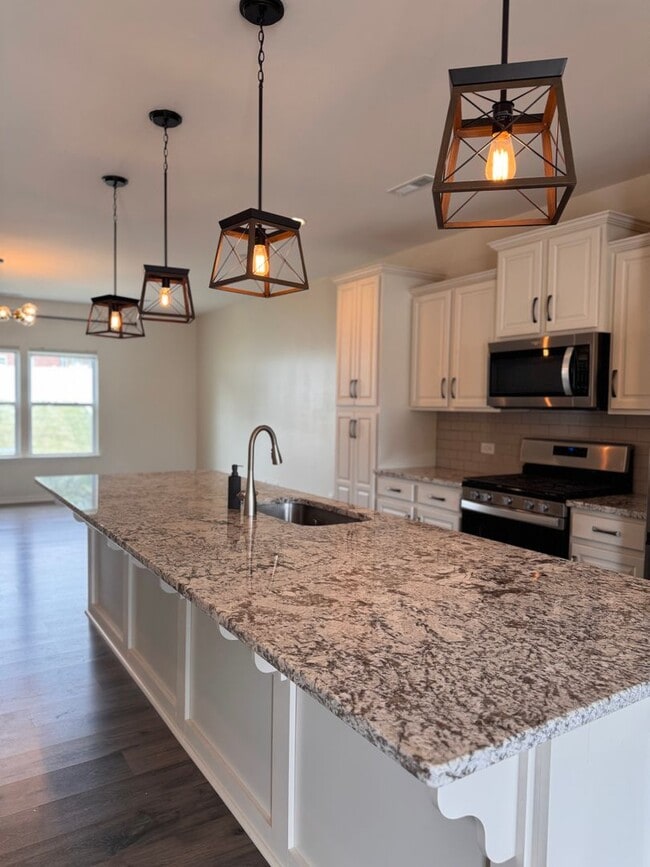 Building Photo - 4BR 2.5Bath Beauty in High Point