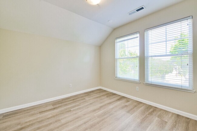 Building Photo - Awesome Home Located in a Quiet Tree Line Neighborhood