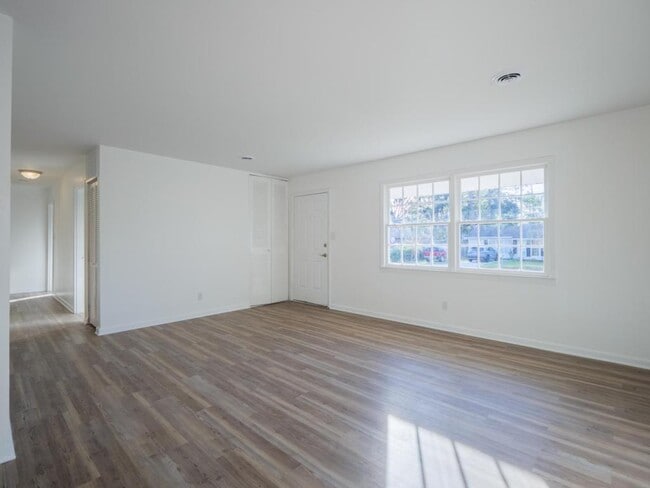 Building Photo - 2323 Frederick Pl