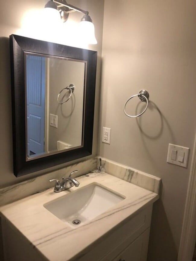 Building Photo - Remodeled 2 bedroom / 2 Full Bath