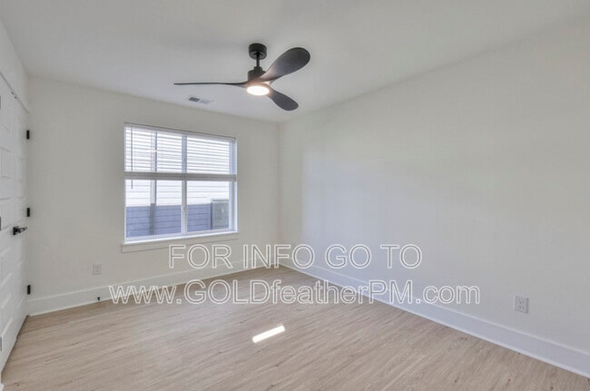 Building Photo - 402 E Trinity Ln