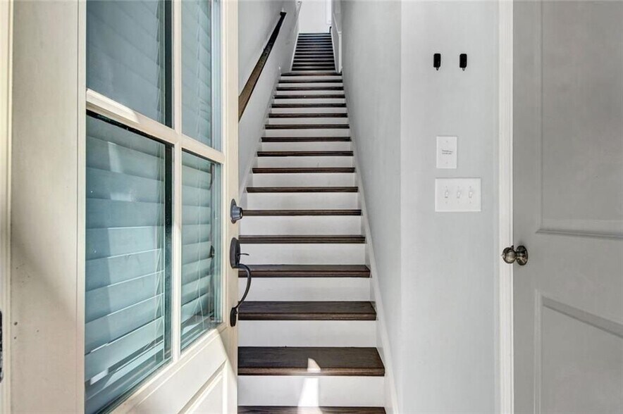Building Photo - 900 Brees Ct
