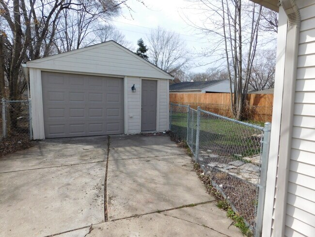 Garage - 3915 Linwood Ave
