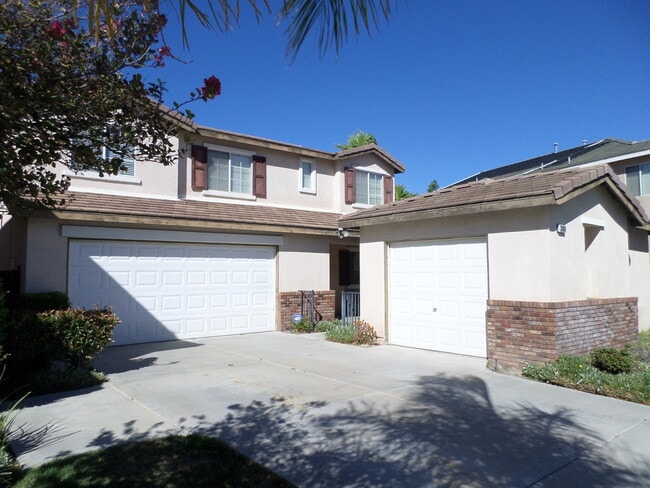 Building Photo - Great 4 BR + BONUS Room off Calle Del Oso Oro