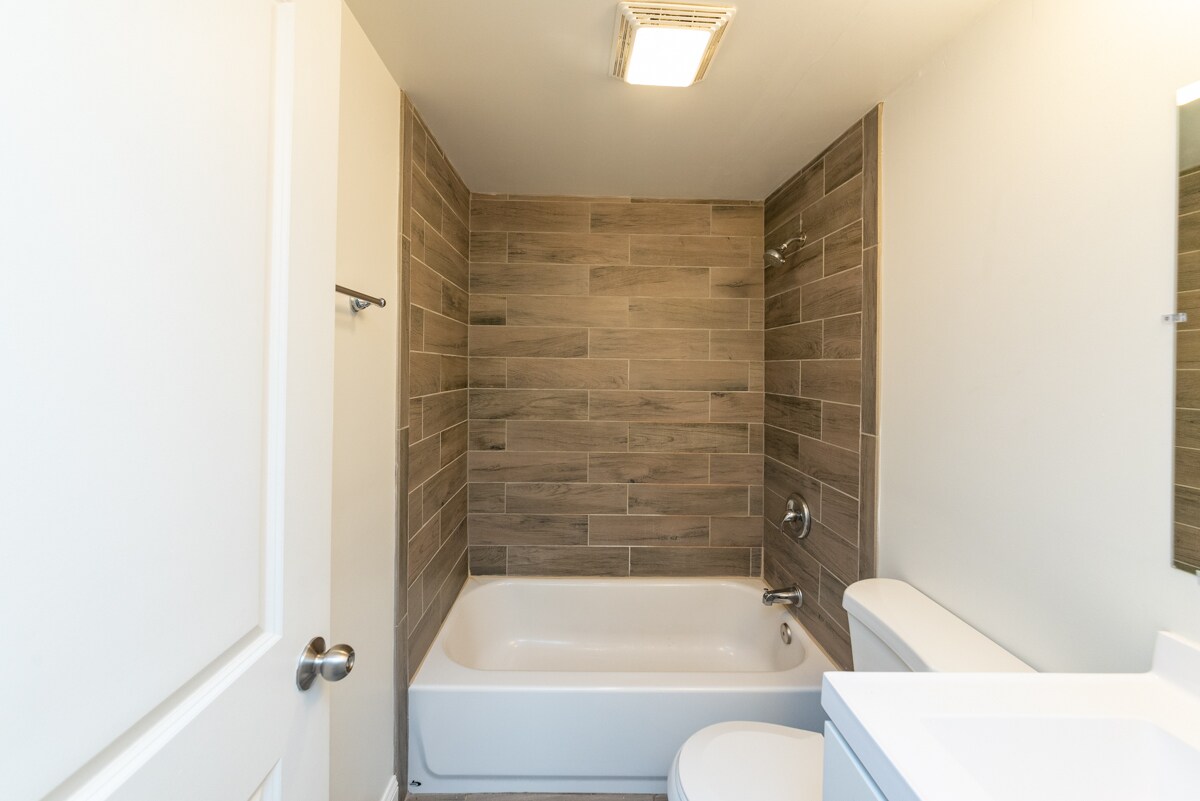 Building Photo - 1511 W Albion Ave