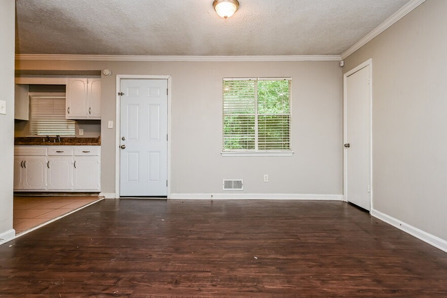 Building Photo - 3201 Chippewa Dr