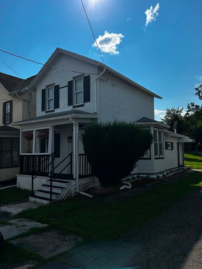 Building Photo - Charming 1-Bedroom Apartment in West Scranton – $1,050/Month
