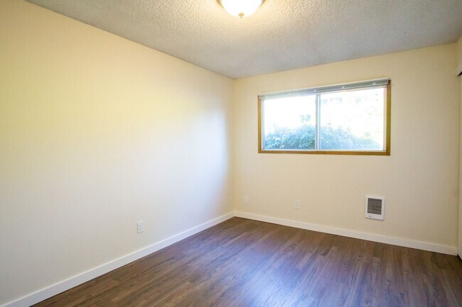 Building Photo - Spacious 2-Bed/2-Bath with Patio in Cedar Hills!!