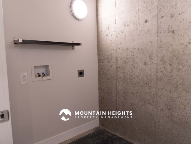 Building Photo - 8589 Kings Hill Dr