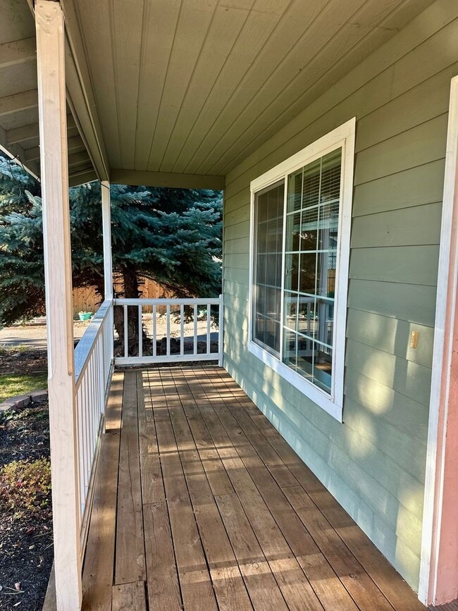 Building Photo - Ranch Style Home in NE Bend!  Fenced in backyard!