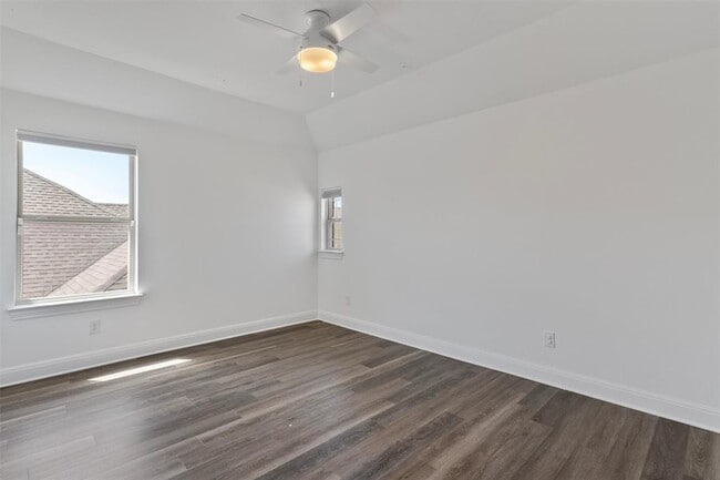 Building Photo - 724 Landing Ln