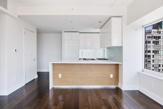 Building Photo - 555 W 59th St