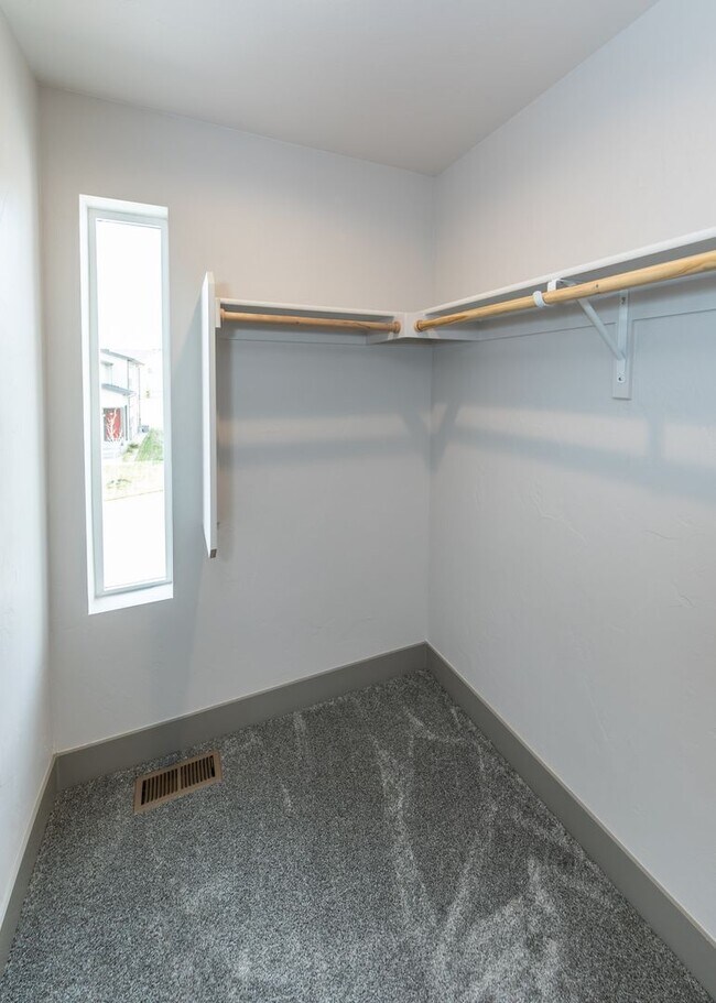 Building Photo - 2 Bedroom Luxury townhome