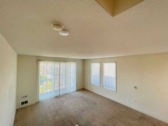 Building Photo - Spacious 2 Bedroom Unit Right on Bay Street