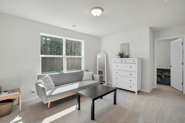 Building Photo - Bright & Welcoming 5-Bedroom Home in Richmond Hill, GA