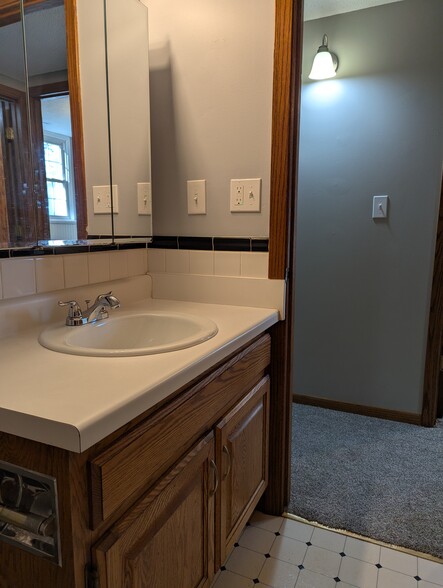 Full bath - 1431 Spartan Ave