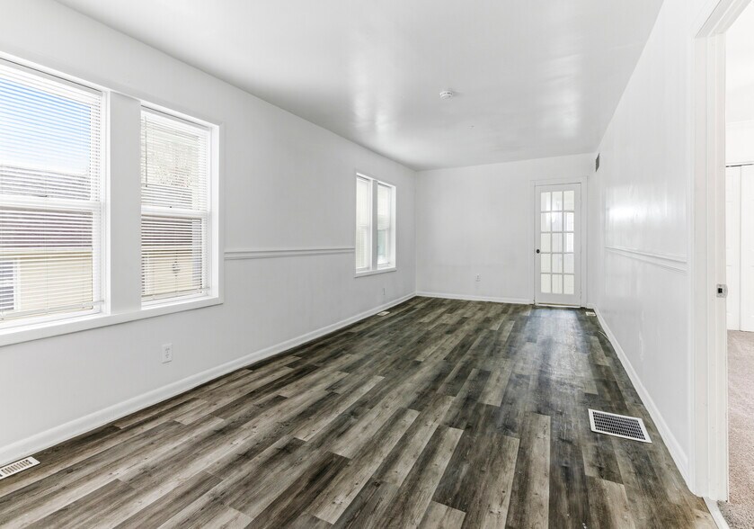 Building Photo - 107 River Rd Dr