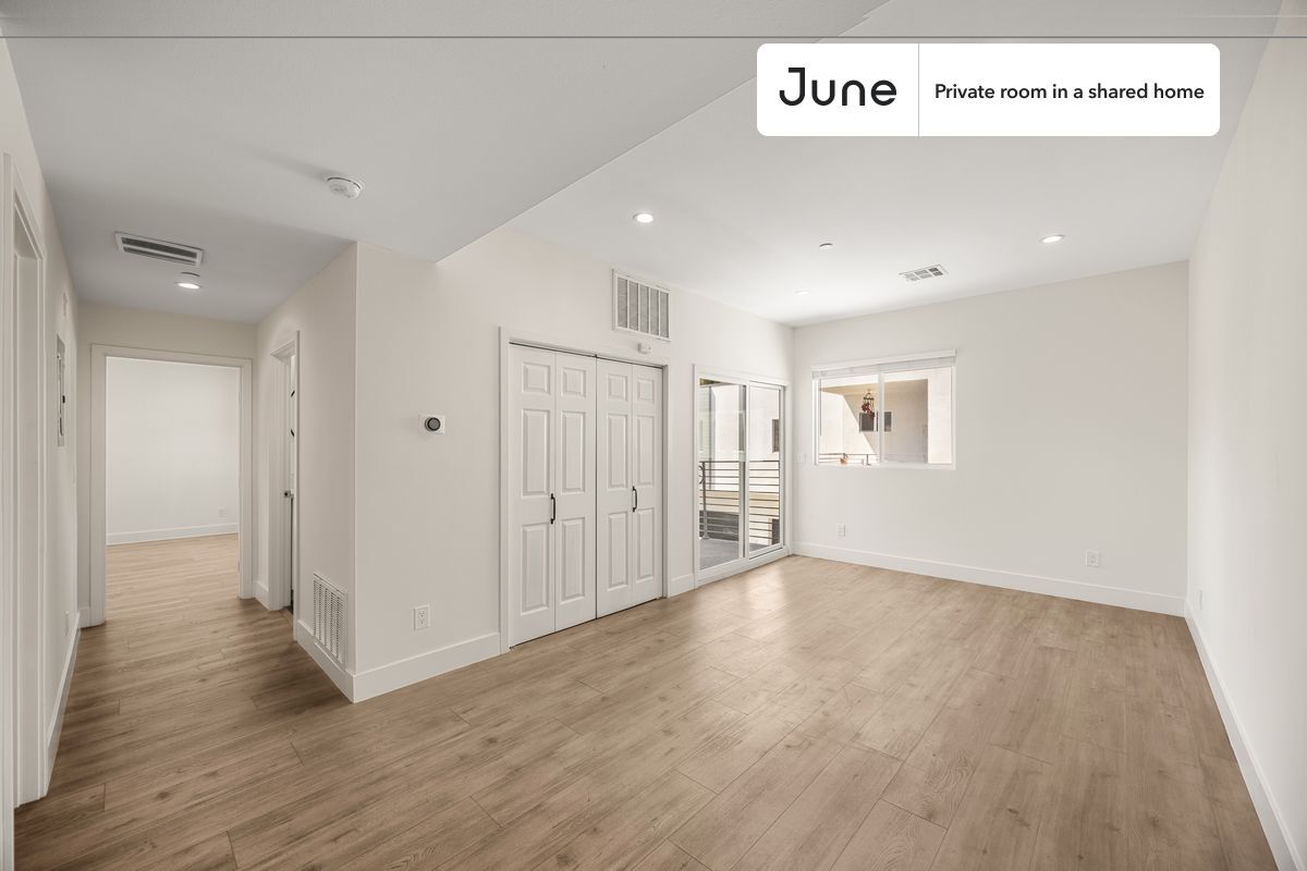 Building Photo - Private bedroom in 4 bed/4 bath Home