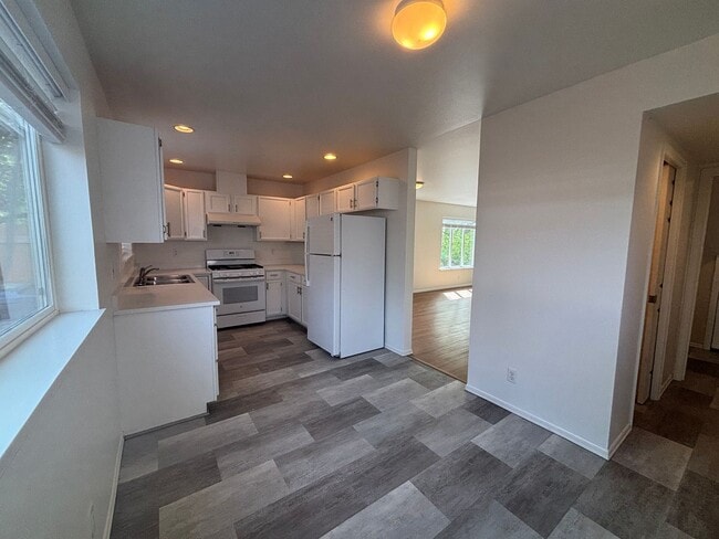 Building Photo - Available Now! Charming Home Across from Judkins Park