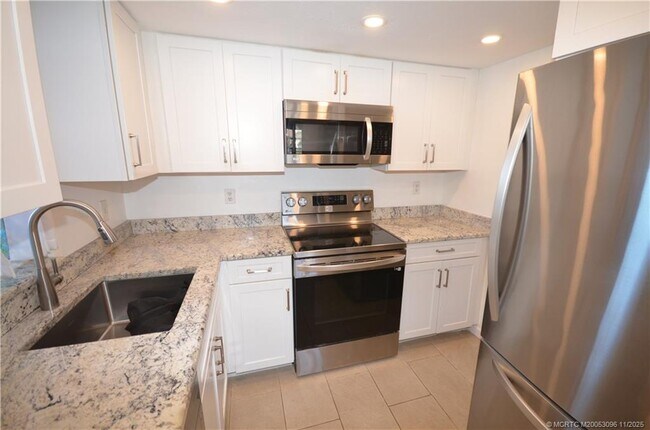 Building Photo - 1566 SE Royal Green Cir