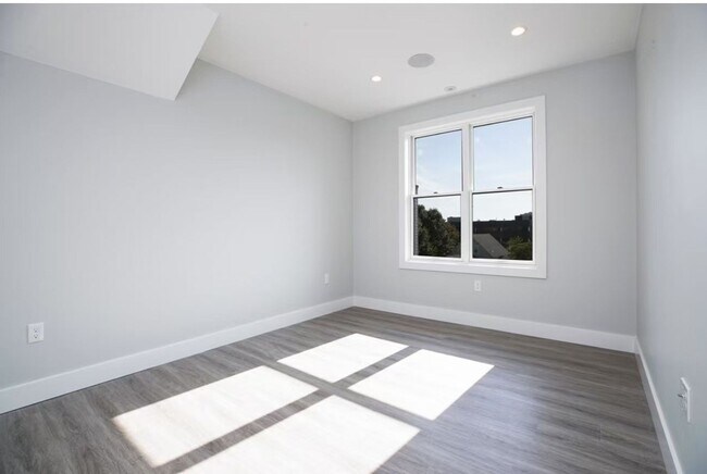 Building Photo - Stunning 2 Bd 1.5 Bath with Garage Parking...