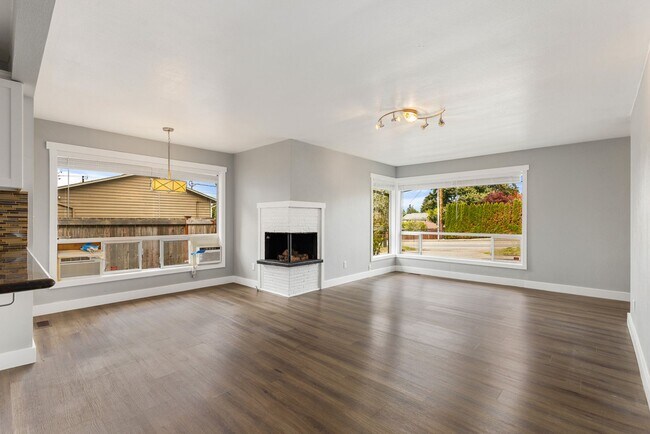 Building Photo - Lynnwood 4 Bedroom Rambler - Huge Lot and Storage Shed - NO CARPETS
