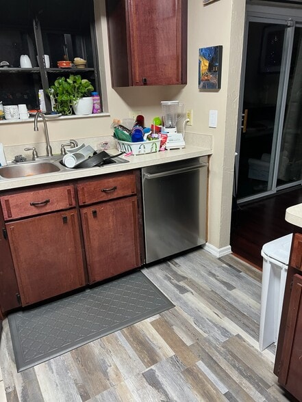 Kitchen - 10928 NW 34th Pl