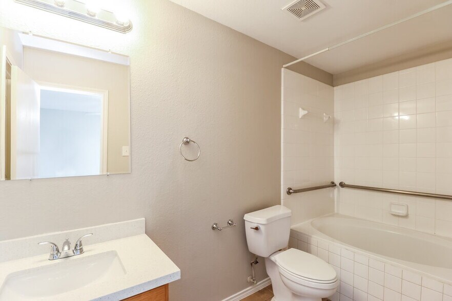 Building Photo - 29626 Evergreen Hills Dr
