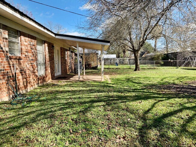 Building Photo - 3 Bedroom 2 bathroom Bossier City
