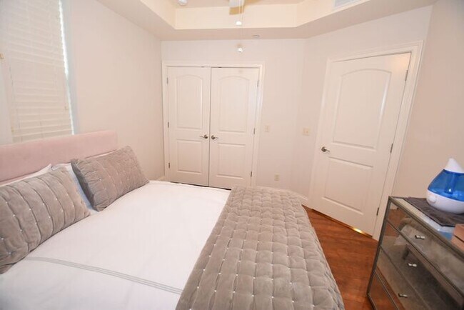 Building Photo - 3 bedroom 2 bath Ivy Quad Townhouse for lease