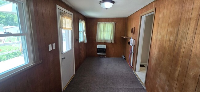 Building Photo - Spacious 2 bedroom with garage + 2 vehicle...