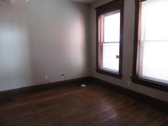 Building Photo - 604 W 3rd St