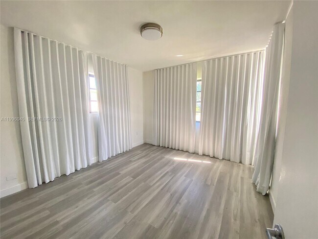 Building Photo - 1101 Bay Dr