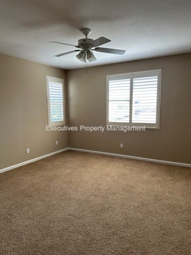 Building Photo - 518 Barclay Way
