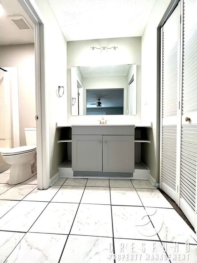 Building Photo - 3 BEDROOM AVAILABLE NOW - Convenient acces...